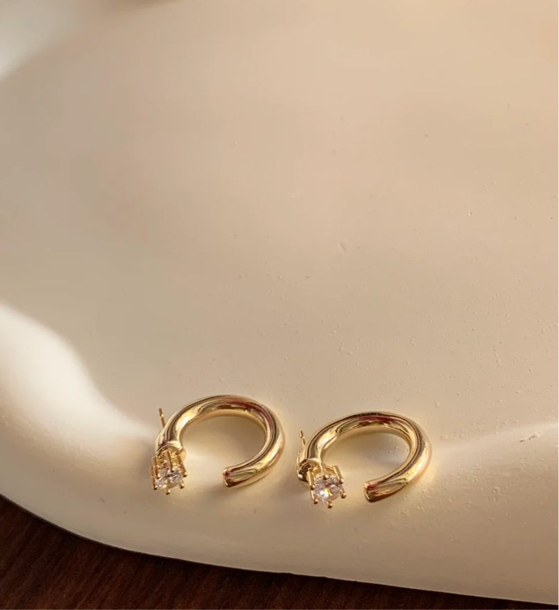 DIAMOND N GOLD HOOP