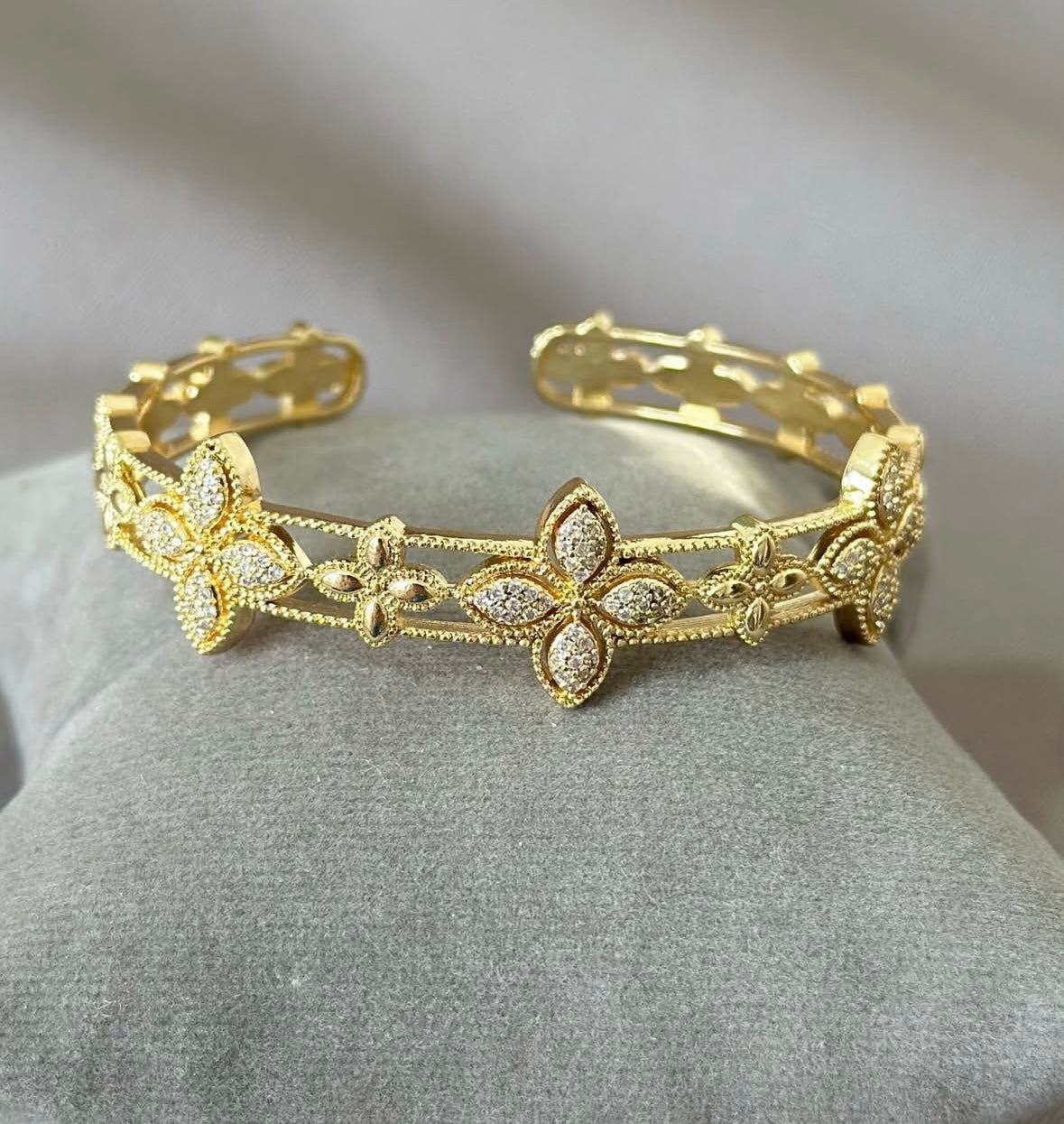 Zahra golden cuff