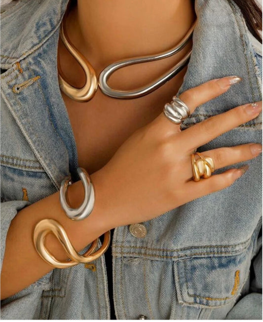 Unmissable Fushion flow dual tone necklace